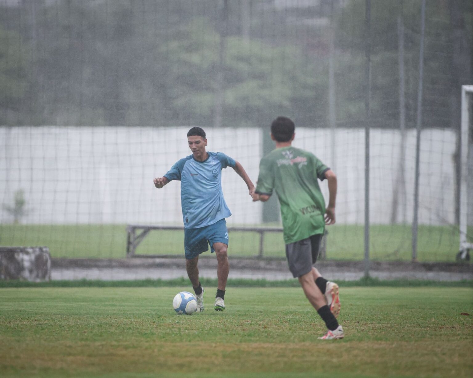 Sub-15 e Sub-17 encerram semana de preparação com jogo-treino no CT do Floresta
